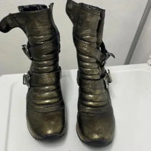 ELEN Iachi woman’s gold and black speckled wedge high top sneakers