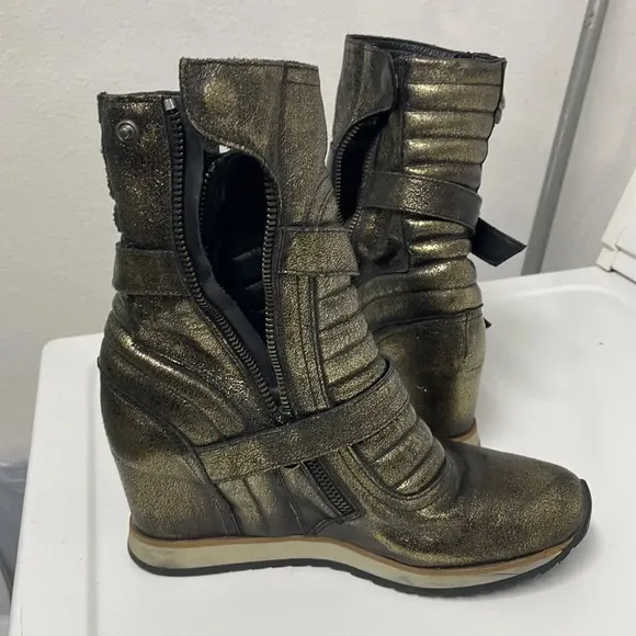 ELEN Iachi woman’s gold and black speckled wedge high top sneakers