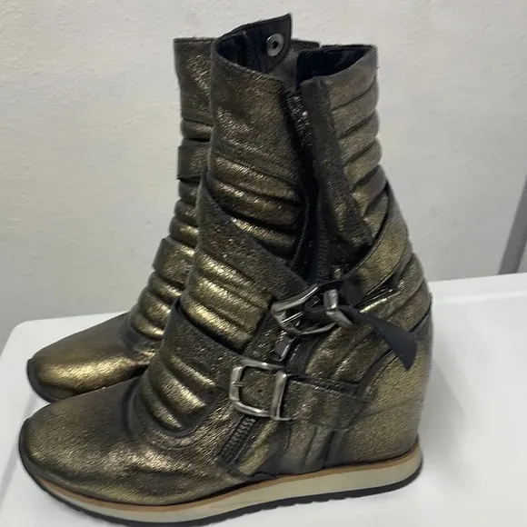 ELEN Iachi woman’s gold and black speckled wedge high top sneakers