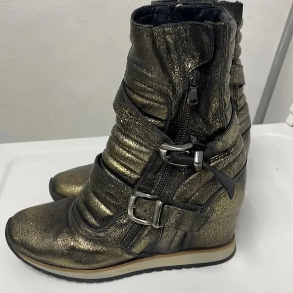 ELEN Iachi woman’s gold and black speckled wedge high top sneakers