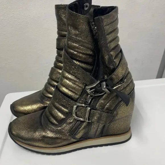 ELEN Iachi woman’s gold and black speckled wedge high top sneakers