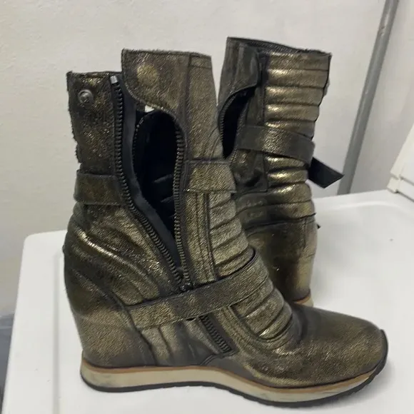ELEN Iachi woman’s gold and black speckled wedge high top sneakers