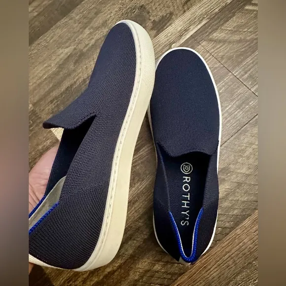 EUC Rothy’s The Original Slip On Sneaker in Navy
