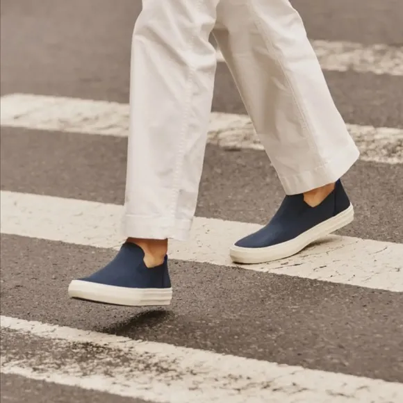 EUC Rothy’s The Original Slip On Sneaker in Navy