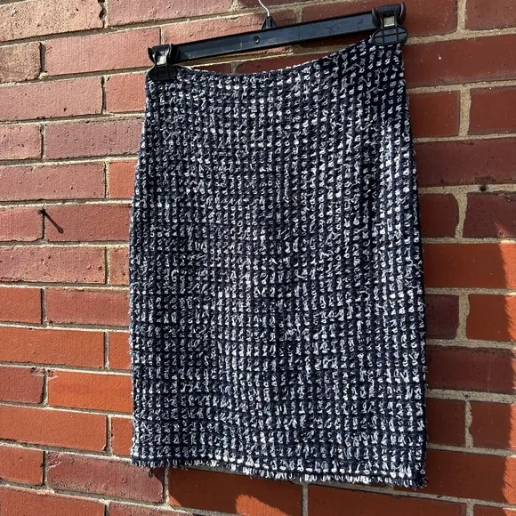 Fabulous St Johns boucle pencil skirt, size 2, Black and white tweed