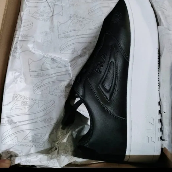 Fila Fx-115 Dsx Women's Platform Sneakers. Sizes 10 . New with box.Perforations