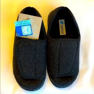 FOAMTREADS WASHABLE HOUSE SHOES.  SIZE 6…