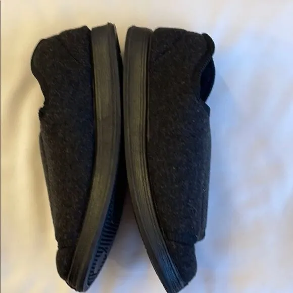 FOAMTREADS WASHABLE HOUSE SHOES.  SIZE 6…