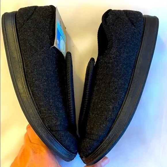 FOAMTREADS WASHABLE HOUSE SHOES.  SIZE 6…