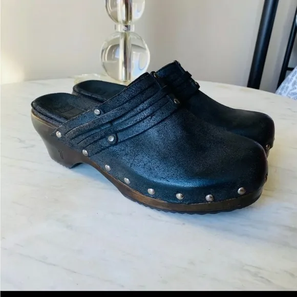 𝅺FRYE black mules slip on shoes sz 7M