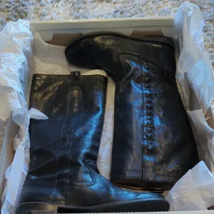 Frye Botts