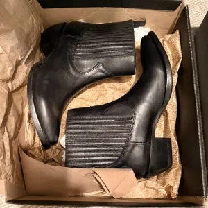 Frye Sacha western Chelsea boots