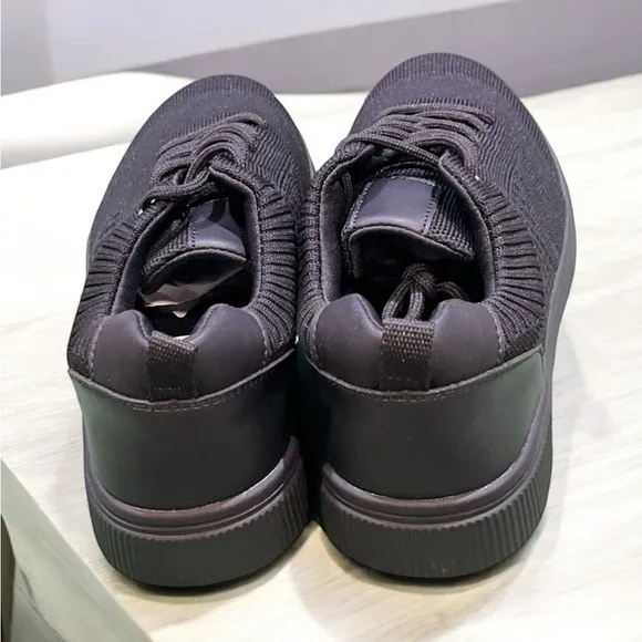 Gioan Roca Women’s Black Platform Walking Sneakers Size 7.