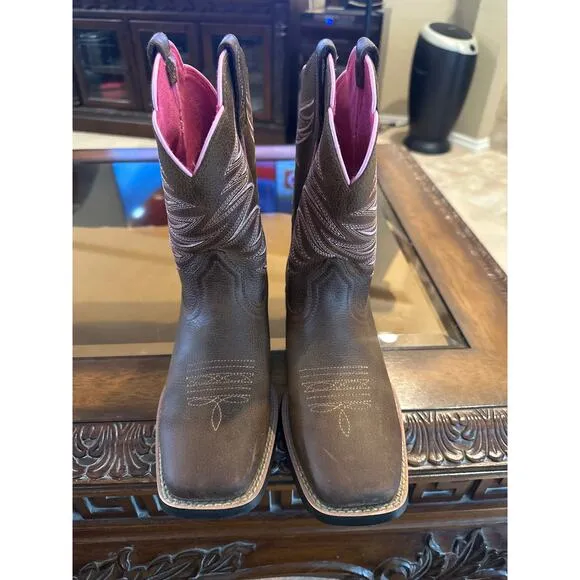 Girls Ariat Leather Western Cowboy Boots. Size 4