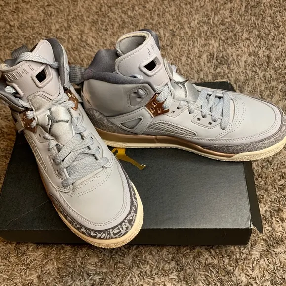 Hardly worn,great condition.Creased a bit.