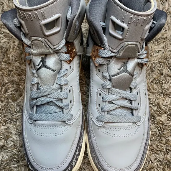 Hardly worn,great condition.Creased a bit.