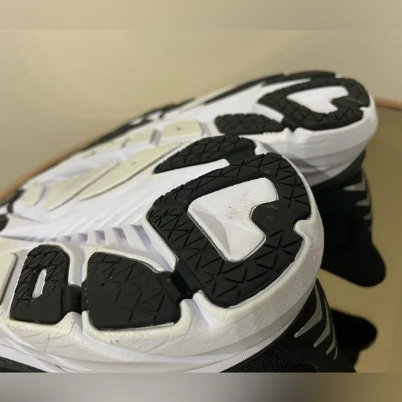 Hoka One One Clifton 8 Black and White Women’s Size 8.5 D