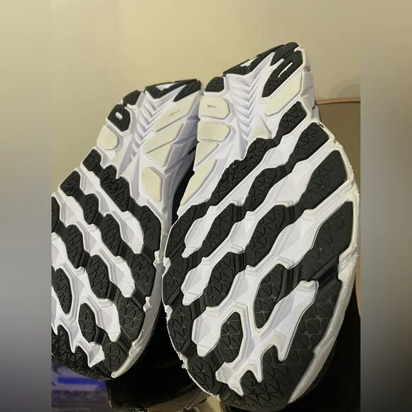 Hoka One One Clifton 8 Black and White Women’s Size 8.5 D