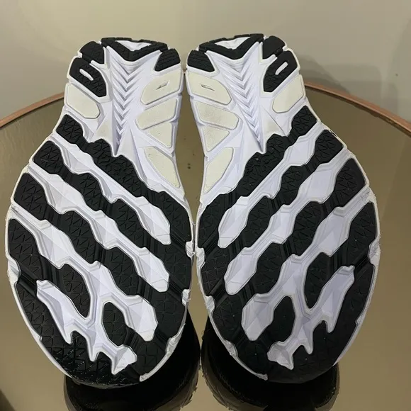 Hoka One One Clifton 8 Black and White Women’s Size 8.5 D