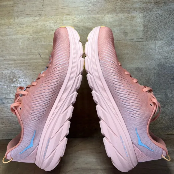 Hoka One One Rincon 3 Womens Sz 9 Wide Running Shoes Sneakers Shell Coral Peach