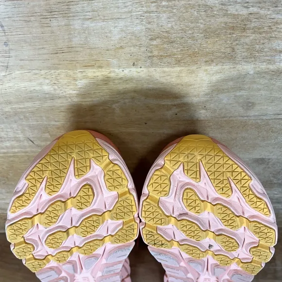 Hoka One One Rincon 3 Womens Sz 9 Wide Running Shoes Sneakers Shell Coral Peach