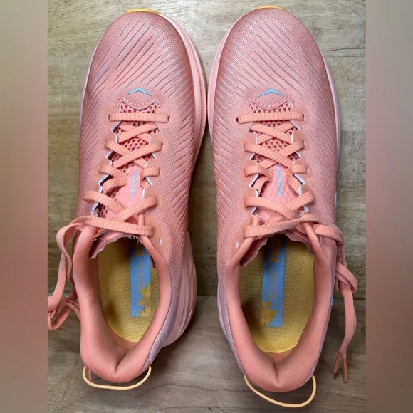 Hoka One One Rincon 3 Womens Sz 9 Wide Running Shoes Sneakers Shell Coral Peach