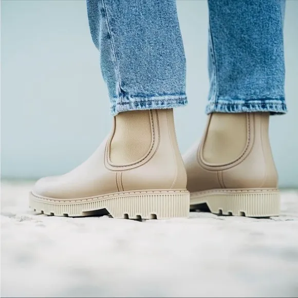 Igor Round Toe Plain Beige Block Heels PVC Clothing Women’s Rain Boots sz 8 new