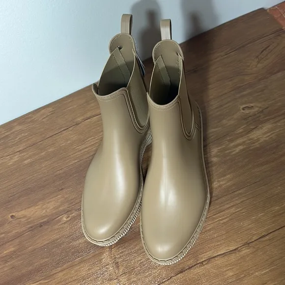 Igor Round Toe Plain Beige Block Heels PVC Clothing Women’s Rain Boots sz 8 new
