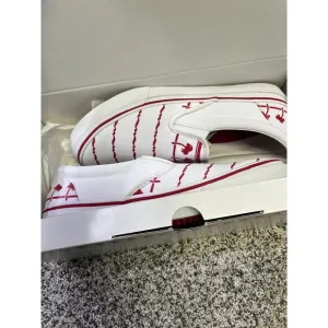 In &amp; Out Slip On Sneakers Men’s 11, New In Box, White/Red Iconic Retro Logo CA