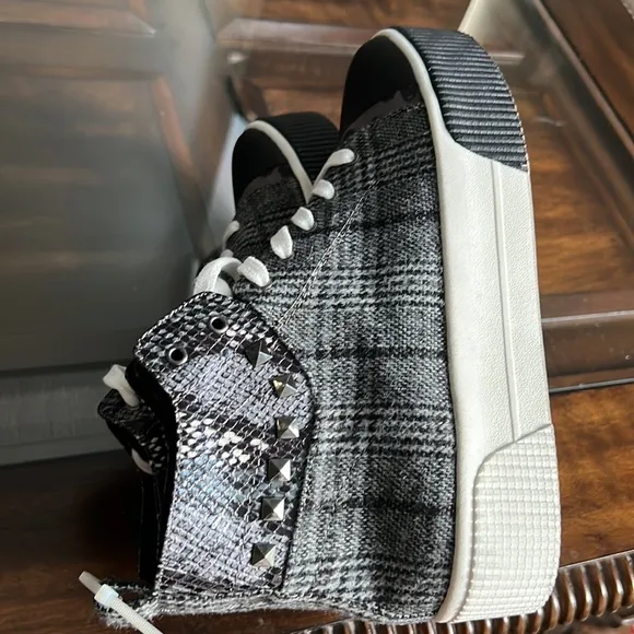 Jessica SimpsonEmiliya Plaid Studded Platform Sneakers