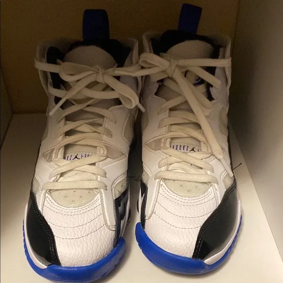 Jordan jumpman two trey grade school