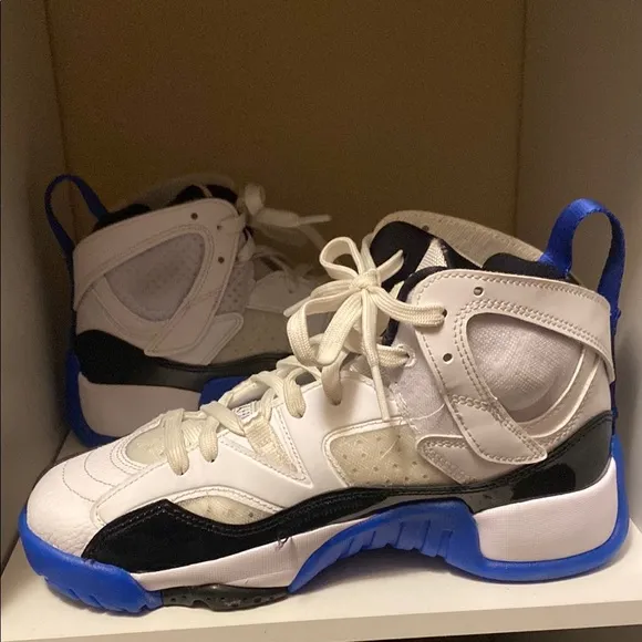 Jordan jumpman two trey grade school