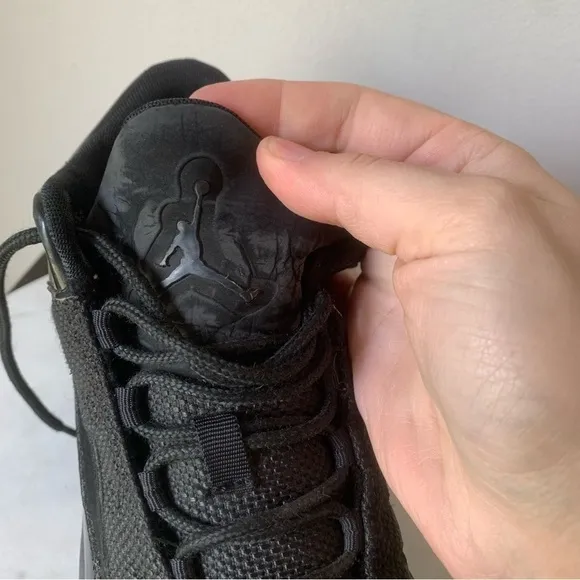 Jordan Max Aura 2 Men's AthleticSneakers Air Jordan Black on Black 8.5