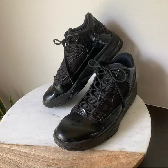 Jordan Max Aura 2 Men's AthleticSneakers Air Jordan Black on Black 8.5