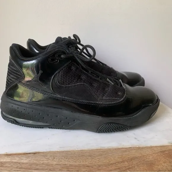 Jordan Max Aura 2 Men's AthleticSneakers Air Jordan Black on Black 8.5