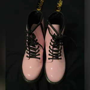 JUNIOR 1460 PATENT LEATHER LACE UP BOOTS