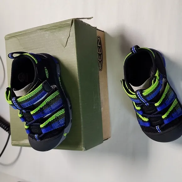 Keen baby shoes nee size 5 Raver Black. C2