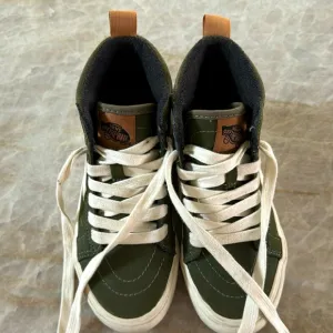 Kids Size 2.5 Vans Skeakers SK8-Hi MTE-1 green