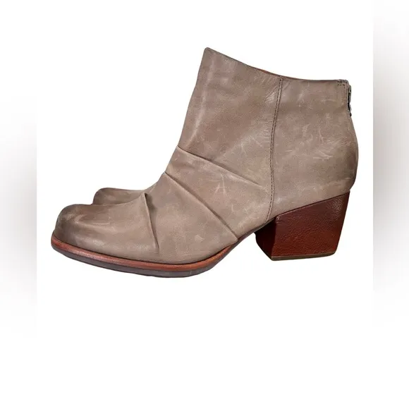 KORK-EASE NWOT Kissel Ankle Boots Ruched leather Stacked Heels Back Zipper 9M