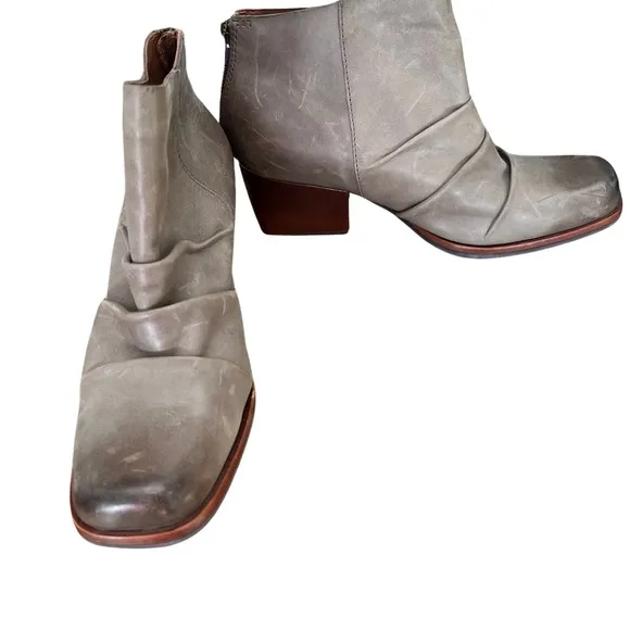 KORK-EASE NWOT Kissel Ankle Boots Ruched leather Stacked Heels Back Zipper 9M