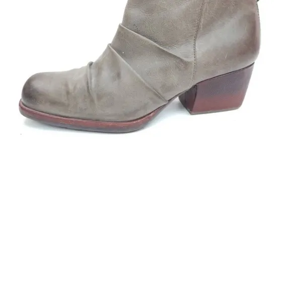KORK-EASE NWOT Kissel Ankle Boots Ruched leather Stacked Heels Back Zipper 9M