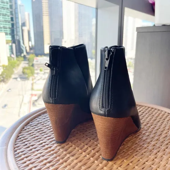 Korks Oliana Square Toe Wedge Heel Black Leather Minimalist Ankle Boots Size 8.5