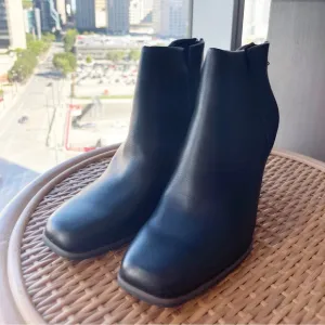Korks Oliana Square Toe Wedge Heel Black Leather Minimalist Ankle Boots Size 8.5