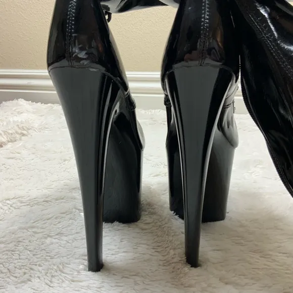 Lace up patent leather heel lace up boots