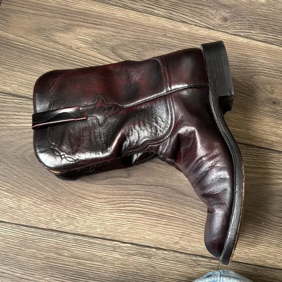 Lucchese round toe Black Cherry leather cowboy/western boots 8 E