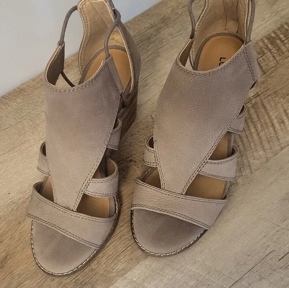 Lucky Brand Taupe Wedge Sandals Never Worn
