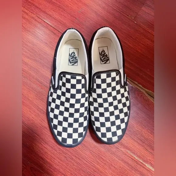 Men Size 9.5 VANS SLIP ON CHECKERED MENS LIFESTYLE SHOES