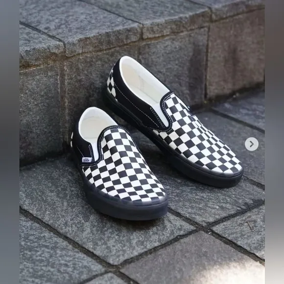 Men Size 9.5 VANS SLIP ON CHECKERED MENS LIFESTYLE SHOES