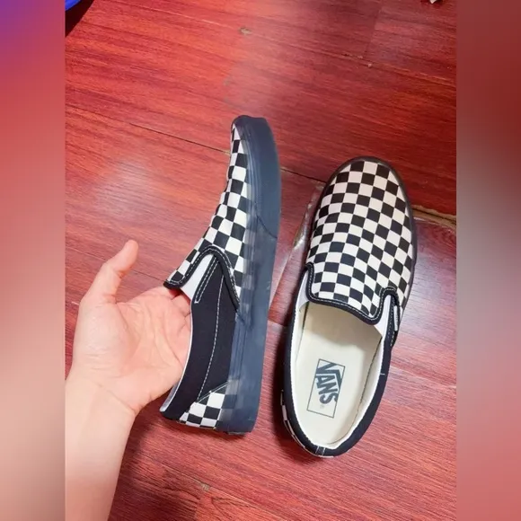 Men Size 9.5 VANS SLIP ON CHECKERED MENS LIFESTYLE SHOES