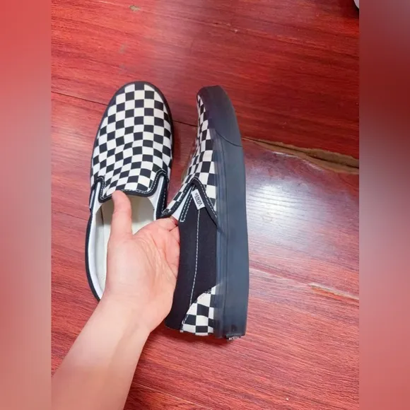 Men Size 9.5 VANS SLIP ON CHECKERED MENS LIFESTYLE SHOES